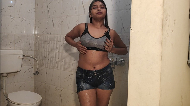 Alia Advani: El sensual show de ducha en solitario de la hermosa...