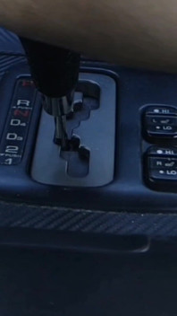 Bermain dengan dildo dalam kereta saya, tuil gearbox menunggang dan pancutan mani pada Armrest Clarabitch