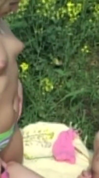 Giovani lesbiche con il rossetto prendono in giro con i giocattoli all'aperto