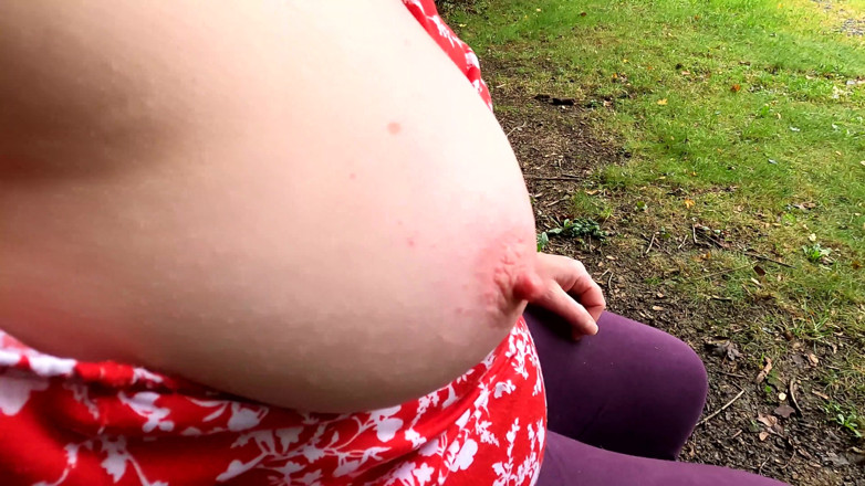 Bouncy Tits Action: Ihre kleinen titten werden geschwollen, bis sie groß ist