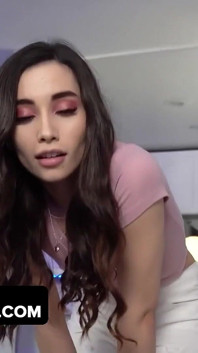 Aria lee üvey babasının içine boşalmasını istiyor