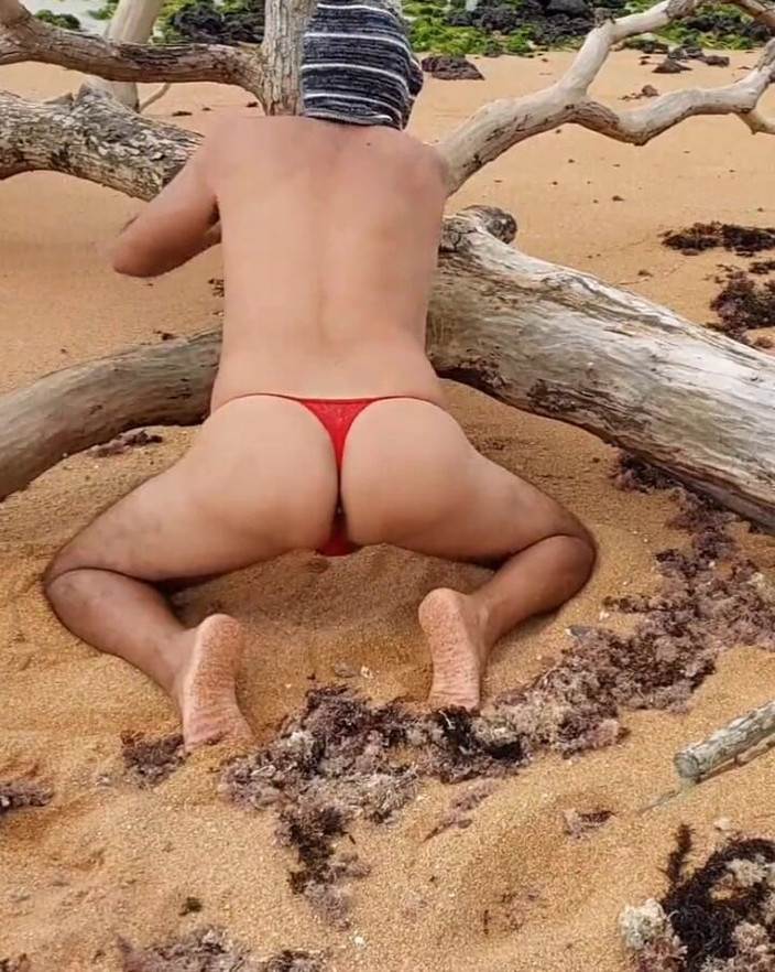 Ladysilvas: Ladysilva wat een hete kont in slipje op het strand