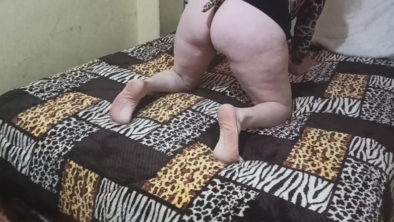 HornyCouple69x: Moje leopardí manželka neustále škrábe a cucá