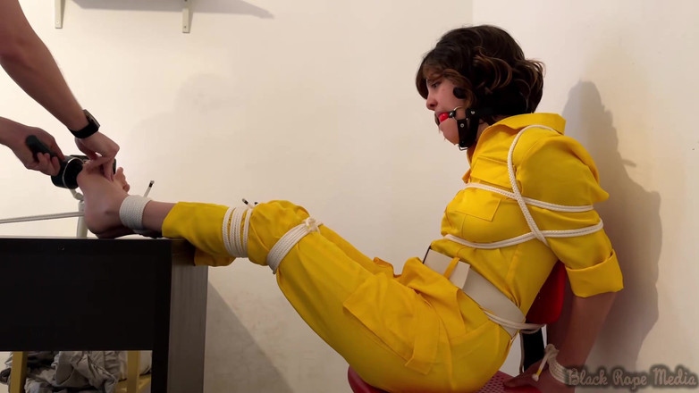 Miriam Slave: エイプリル・オニール、裸足でくすぐられた