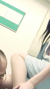 Il capo scopa di nascosto la calda segretaria teenager giapponese Ruri Shinohara nella sua figa pelosa senza censure