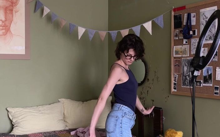 Karafuto404: Striptease mit muschi fingern in nahaufnahme