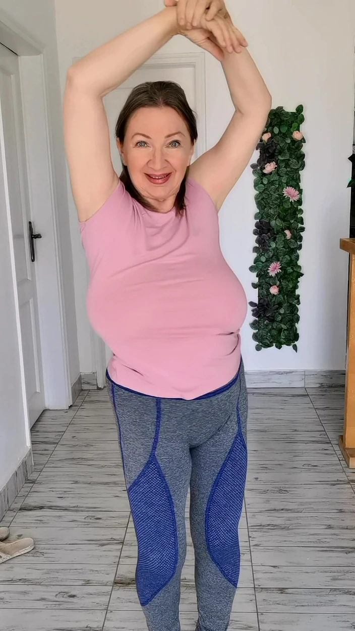 MariaOld: Sâni maturi naturali uriași și dans sexy