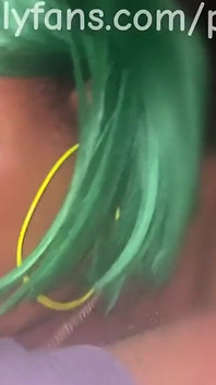 Niechlujna głowa z warg ssania