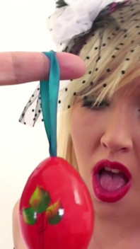 Těžká lekce análního sexu pro blondýnu hledající orgasmus