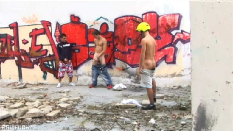 Raw Fuck: Trio si cewek kembar lagi pamer kontol di balik lingkarnya