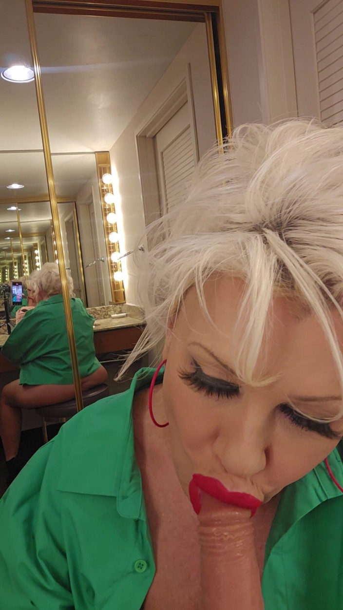 Claudia Marie: Tlusté bimbo si hraje v zrcadle