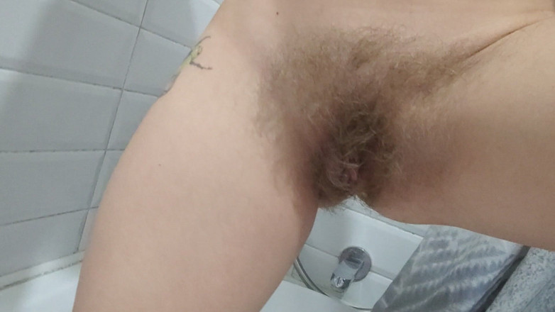 Risky Hairy Couple: Pipì in bagno e tette in giro