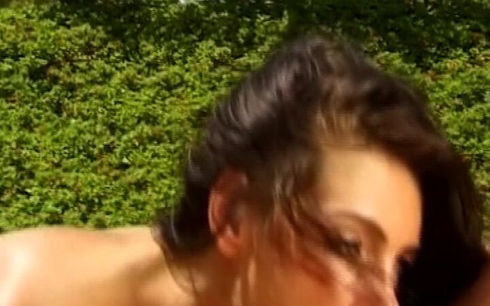 Busty German Sluts: spust jedzenia niemieckie dziwki jebana w basenie