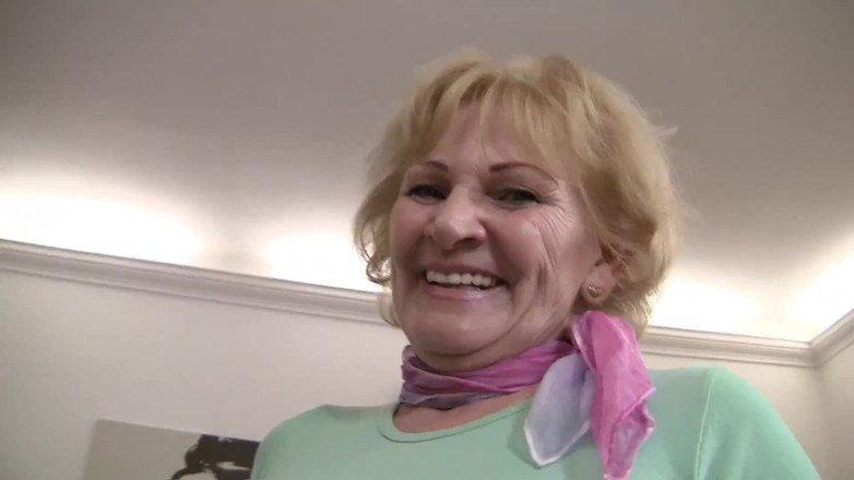Mature Climax - 100% Mature Videos: Gadis remaja rambut pirang dan perempuan semok dewasa lagi asik...