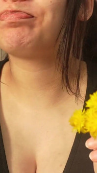 Éternuement imparable après avoir renifté une fleur jaune