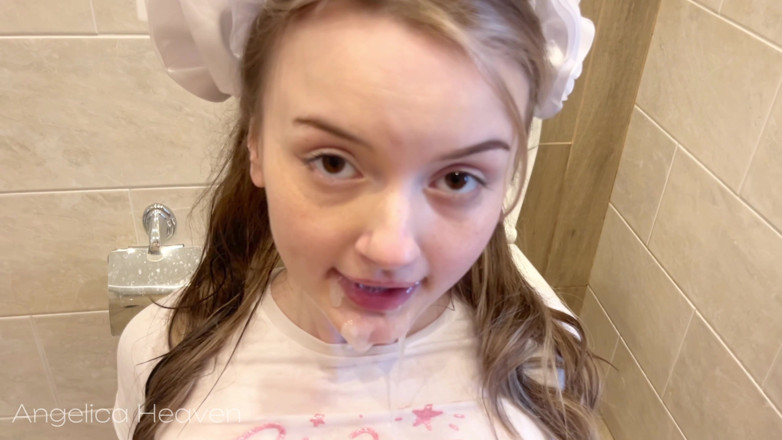 AngelicaHeaven: Der Stiefvater hat das Mädchen auf der Toilette gefunden, in...