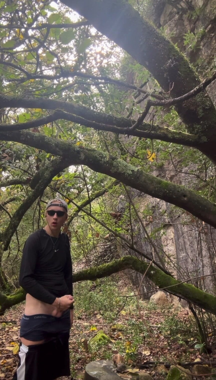 Axton Drake: Hiker Bro pergi off-laluan untuk melancap