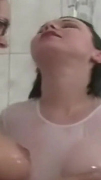 Lesbičky pod sprchou