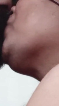 배다른 아들에게 키스하는 새엄마
