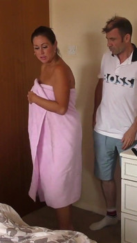 Mamă sexy cu forme are parte de un masaj uleios.