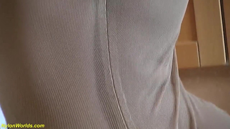 Fetish Islands: Vollbusiges flexi-teen in dünntem nylon-catsuit zeigt einen extrem heißen striptease
