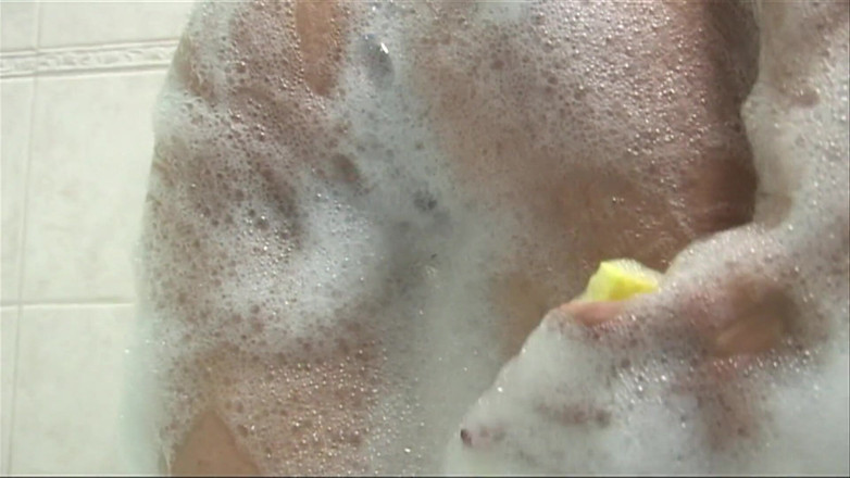 Mydirtyxxx: Caressing her sexy body in a bath