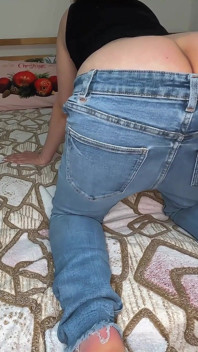 Jeans prdí v posteli