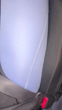 爱人用脚踩着车踏板玩