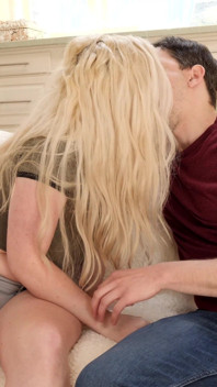 Blonda cu țâțe naturale mari Emily Right vine pentru o întâlnire cu un futai