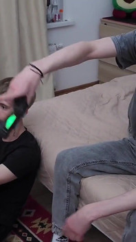 Twink si scommette sulla bocca e perde