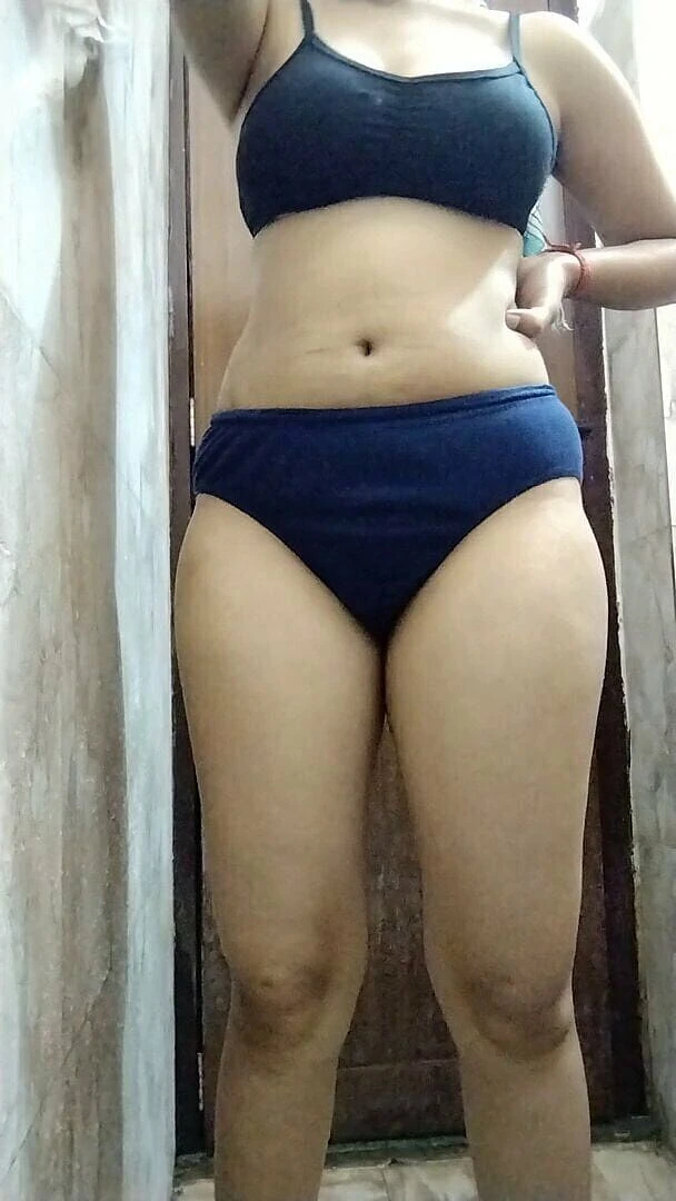 Riyathakur: Bangladeshi Teen Fingering Herself