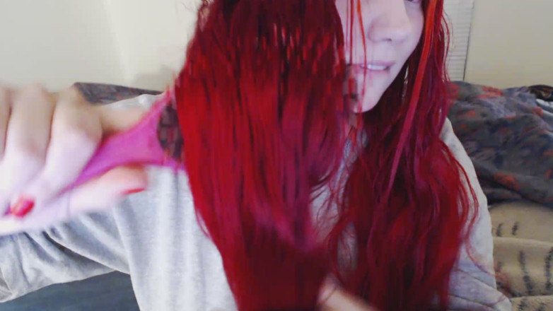 Scarlet Vixen: Uzun kızıl saçımı fırçalıyorum