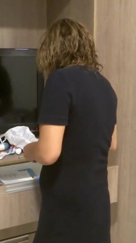 Mă masturbez uitându-mă la mama mea vitregă cum se îmbracă după baie; Îmi arată curul