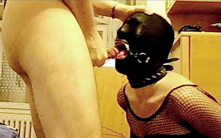 Spiel_maschinerie: Geboeid, met een kap en met ring-mond gesnoerd gimp genadeloos...