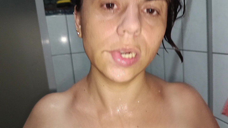 Sharinga: 在家里抓住一个的女孩