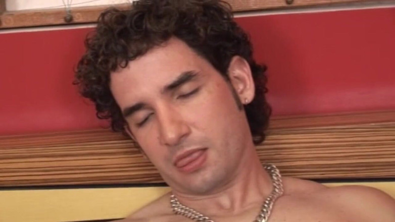 Shemale videos: Hetero fucke dby hetero a sexy latina shemale