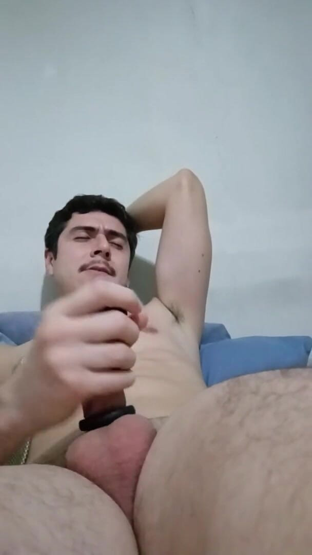 Tabasco Jake: 饥渴的家伙给大鸡巴撸管，等待 precum 溢出结束