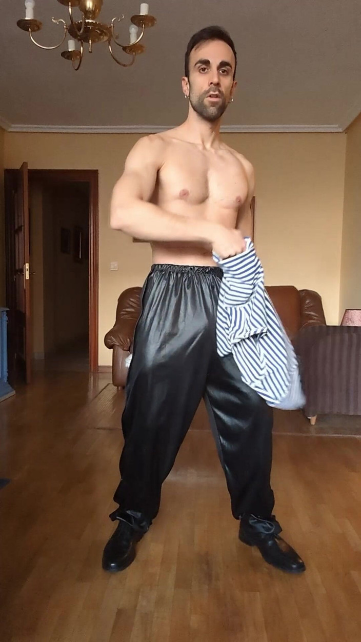 Zeus Ray: Ich mache einen streeptease im militärkleid