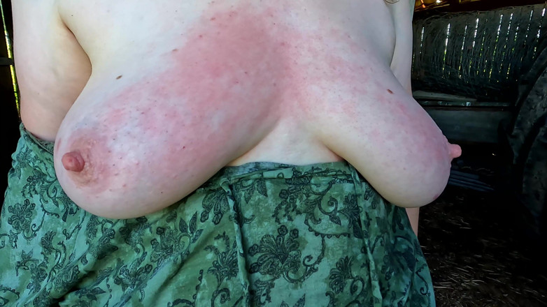 Bouncy Tits Action: นมแดงในเพิง