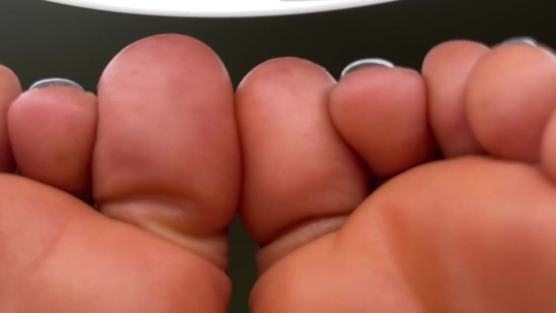 Pink Foxx: Wrinkly Toes up-close