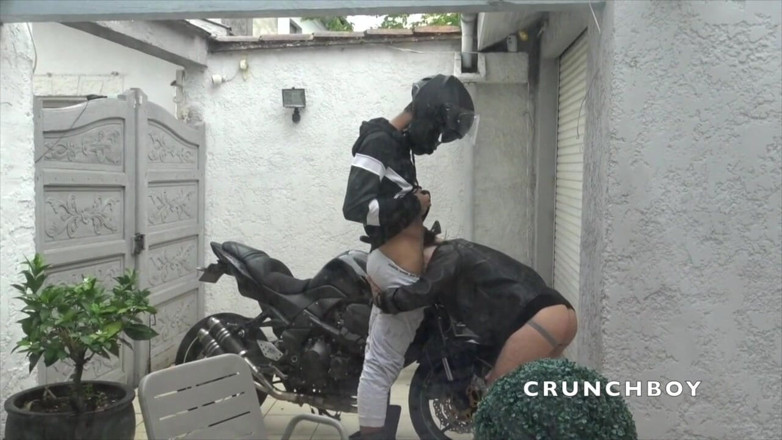 Gaybareback: 荡妇被直骑摩托车的无套性交
