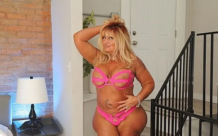 Blush Erotica VR: Vnadná blonďatá MILF Jízda Gin Lustig Blush Erotica Bevr
