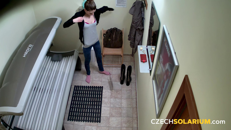 Czech Solarium: Solar ceh 44: o tânără zveltă se expune goală în solar