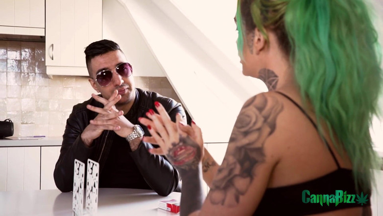 Cumbizz: La bellezza tatuata e con i piercing viene sputata in...