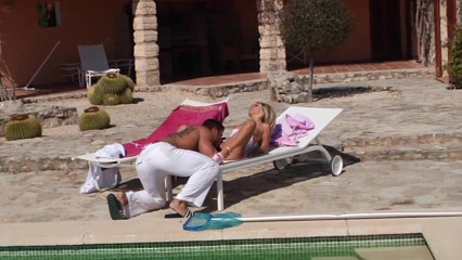 German amateur - 100% German hardcore videos: Una bella ragazza in lingerie viene scopata in piscina