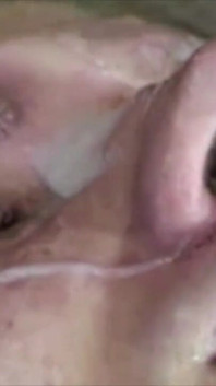 Beyaz iri güzel kadın 2 zenci tarafından sikiliyor. Klasik porno