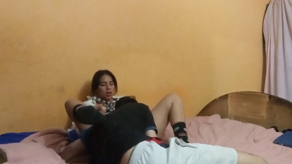 Artemisa74: 아무도 없는 동안 동급생에게 전화하는 발정난 여대생