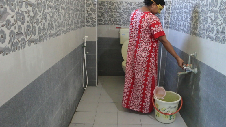 Desi Homemade Videos: インドDesi Bhabhi早朝シャワー