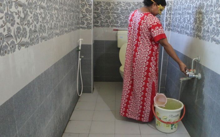 Desi Homemade Videos: Une bhabhi desi indienne prend une douche tôt le matin
