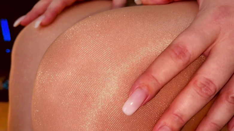 Tights free: La provocante ragazza dell'ufficio con i collant